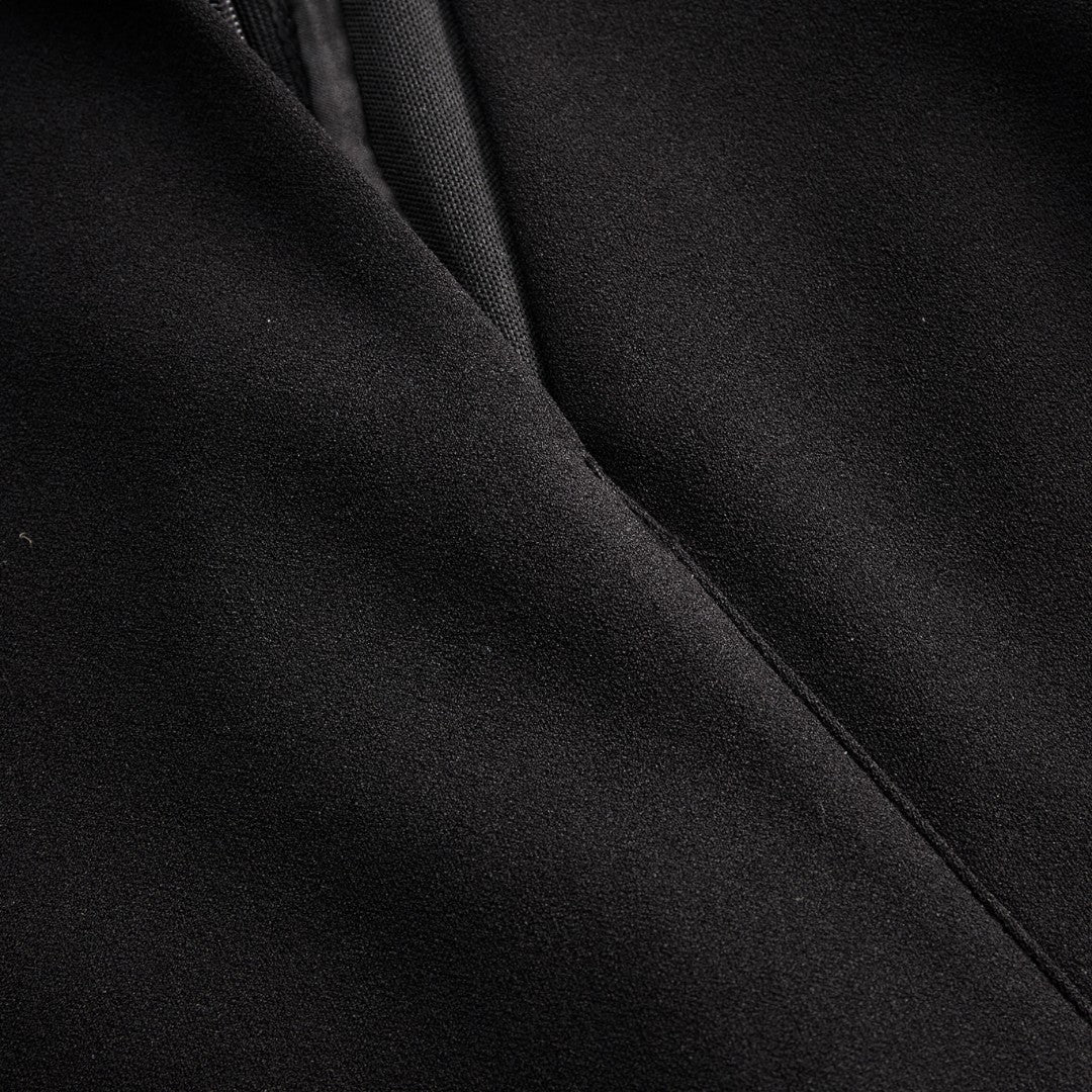 Marina | Vestido negro refinado con cinturón y cuello mandarín