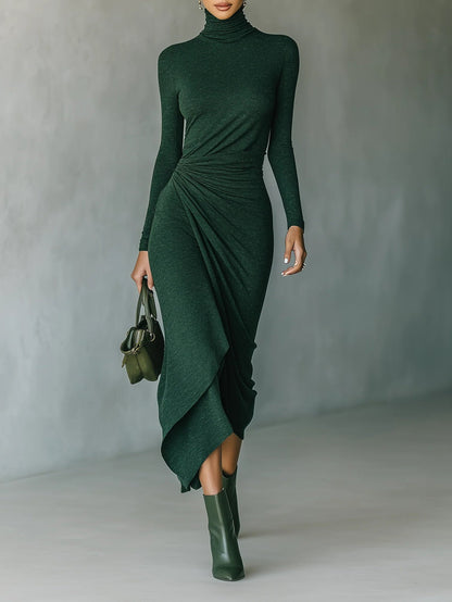 Lenora · Vestido midi envolvente asimétrico con pliegues y cuello alto verde oscuro