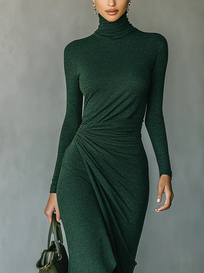 Lenora · Vestido midi envolvente asimétrico con pliegues y cuello alto verde oscuro