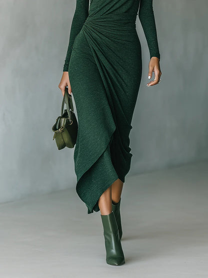 Lenora · Vestido midi envolvente asimétrico con pliegues y cuello alto verde oscuro